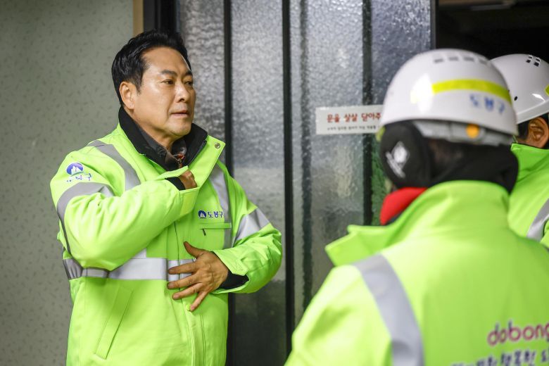 장동혁 국민의힘 대표가 26일 서울 도봉구자원순환센터에서 국민의힘 약자와의동행위원회 봉사활동에 앞서 준비를 하고 있다. 2025.12.26. [서울=뉴시스]