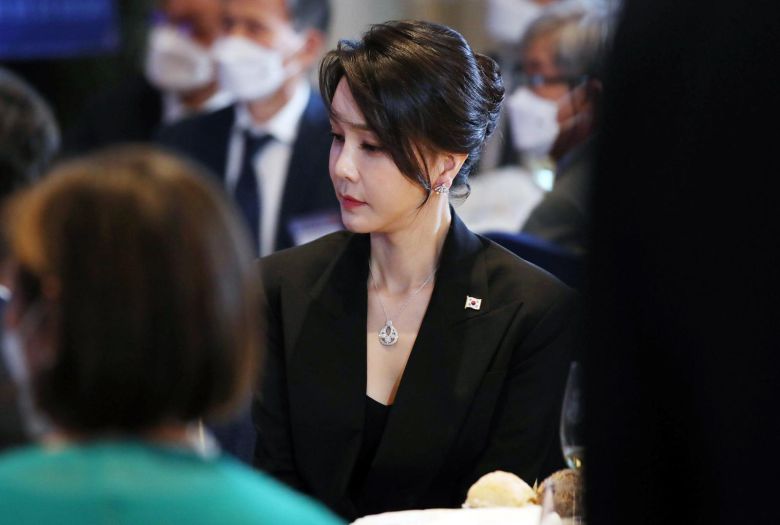 김건희 특별검사팀은 서희건설이 김건희 여사가 지난 2022년 6월 해외 순방 당시 착용했다가 재산 신고 누락 논란이 불거졌던 ‘반 클리프 앤 아펠’ 목걸이를 직접 구매해 김 여사에게 전달했다는 자수서를 받았다고 12일 밝혔다.  사진은 지난 2022년 6월 29일(현지시간) 스페인 동포 초청 만찬간담회에 참석한 김 여사. 2025.08.12. 뉴시스