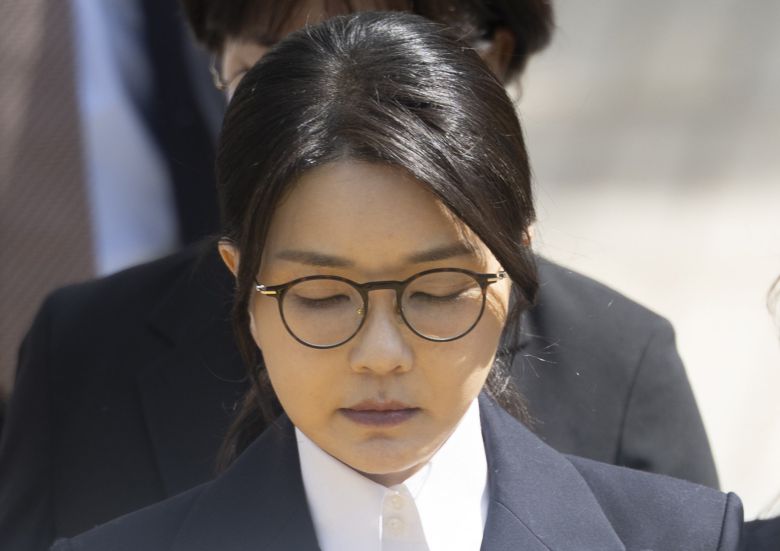 윤석열 전 대통령 부인 김건희 여사가 서울 서초구 서울중앙지법에서 열린 구속 전 피의자 심문(영장실질심사)를 마치고 나오고 있다. 2025.08.12. 뉴시스