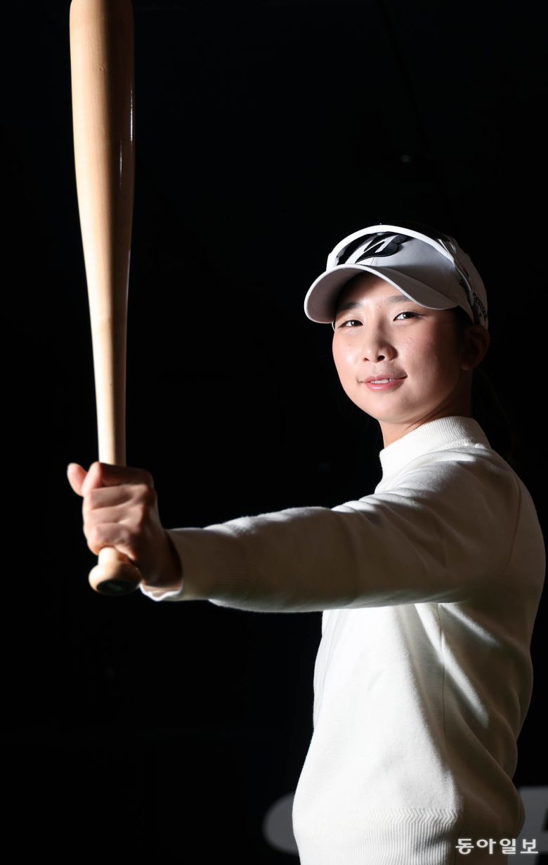 박민서는 골프 훈련 때도 가끔 짧은 연습용 야구 배트로 스윙 훈련을 한다. 화성-전영한 기자 scoopjyh@donga.com