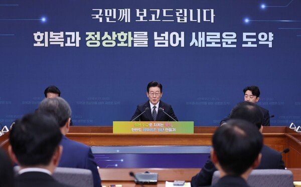 이재명 대통령이 19일 서울 세종로 정부 서울청사에서 열린 외교부와 통일부 업무보고에서 발언하고 있다. 그는 이날 북한 노동신문 사이트 차단을 풀라고 지시했다. 동아일보 DB