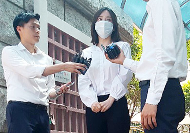 필로폰 투약 혐의로 구속기소된 황하나씨가 지난 2019년 7월 19일 오전 경기도 수원시 수원구치소에서 석방되는 모습. 수원지지방법원은 이날 마약류 관리에 관한 법률 위반 혐의로 기소된 황씨에게 징역 1년에 집행유예 2년을 선고했다. 또 추징금 220만560원과 마약에 관한 보호관찰 및 40시간의 약물치료 프로그램 이수도 명령했다. 2019.7.19/사진공동취재단