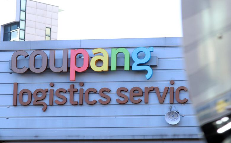 쿠팡이 25일 대규모의 고객 개인 정보를 유출한 전직 직원을 특정하고, 정보 유출에 사용된 모든 장치를 회수했다. 이 과정에서 외부 유출 정황은 없는 것으로 파악했다고 밝혔다. 이날 쿠팡에 따르면 개인정보 유출자인 전직 직원 1명은 탈취한 내부 보안 키를 이용해 약 3300만 명의 고객 계정에 접근했으며 이 중 이름·이메일·전화번호·주소·일부 주문 정보 등 제한적인 정보만 약 3000개 계정분을 저장했다고 밝혔다. 사진은 이날 서울 중구 쿠팡 물류센터 모습. 2025.12.25 뉴스1