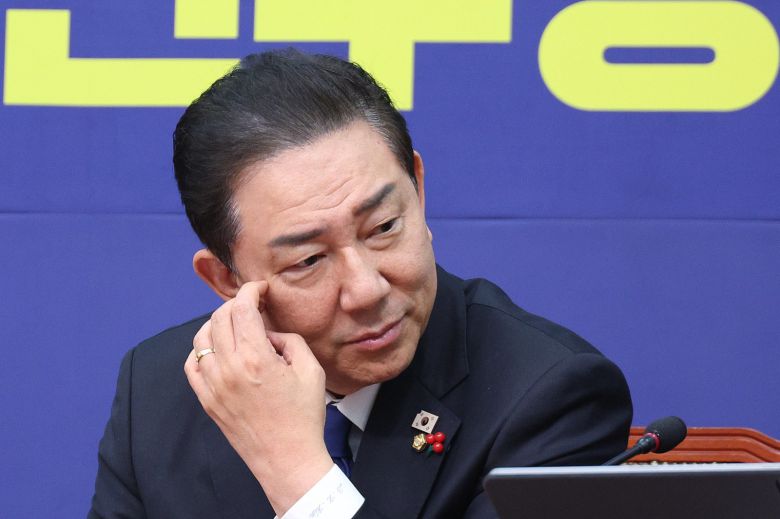 김병기 더불어민주당 원내대표가 24일 서울 여의도 국회에서 열린 최고위원회의에서 생각에 잠겨 있다. 2025.12.24 뉴스1