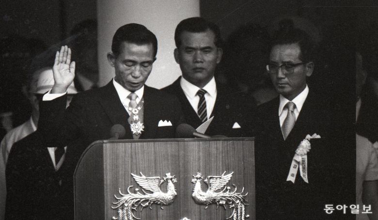1971년 7월 1일 제7대 대통령 취임식에서 선서하는 박정희 전 대통. 동아일보 DB