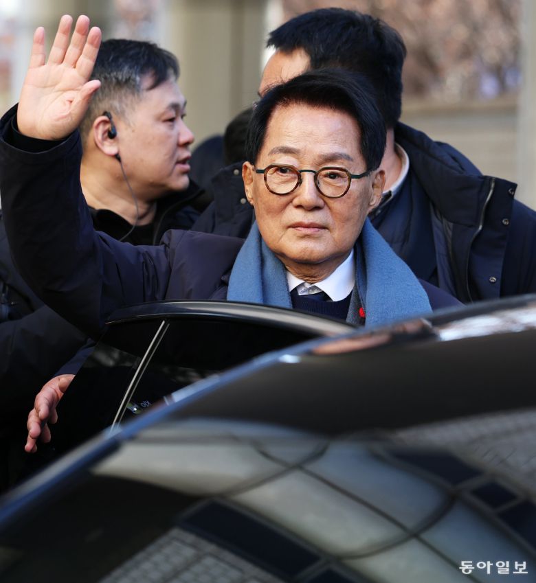 26일 오후 서울 서초구 서울중앙지법에서 열린 ‘서해 공무원 피격 사건’ 1심 선고를 마친 뒤 서훈 전 국가안보실장(위)와 박지원 전 국가정보원장(아래)이 법원을 나서고 있다. 법원은 이날 직권남용 권리행사 방해 혐의 등으로 기소된 서 전 실장과 박 전 원장, 서욱 전 국방부 장관, 김홍희 전 해양경찰청장, 노은채 전 국가안보실 비서실장 등 문재인 정부 안보라인 인사 전원에게 무죄를 선고했다. 이한결 기자 always@donga.com