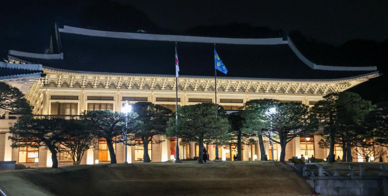 대통령실의 공식 명칭이 ‘청와대’로 변경된 29일 자정 청와대 본관 앞에 봉황기가 다시 게양되고 있다. 청와대사진기자단