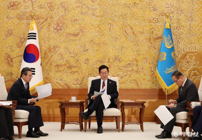 이재명 대통령이 29일 오전 청와대로 출근해 본관에서 참모들과 함께 아침 차담회를 하고 있다. 송은석 기자 silverstone@donga.com