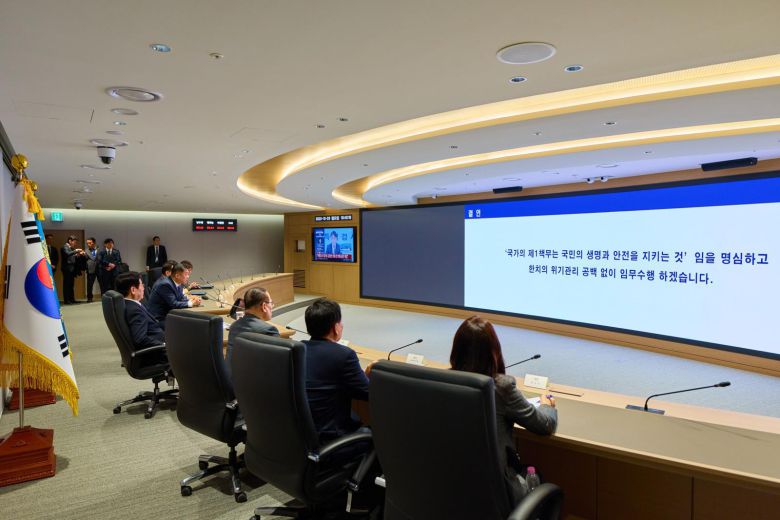 이재명 대통령이 29일 청와대 국가위기관리센터를 방문해 안보 및 재난 분야 시스템을 점검하고 있다. 2025.12.29 청와대 제공