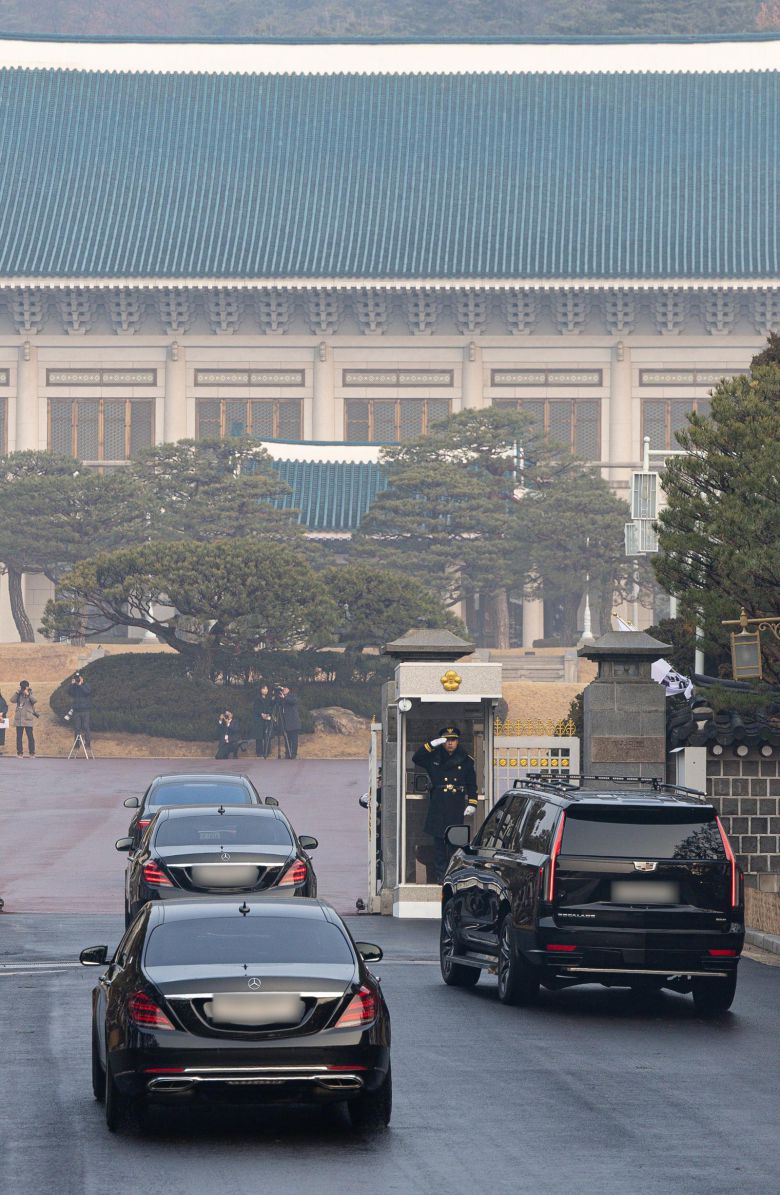 이재명 대통령이 청와대에서 집무를 시작하는 29일 이 대통령이 탄 차량이 청와대 본관으로 향하고 있다.  대통령의 청와대 복귀는 2022년 5월 이후 3년 7개월 만이다. (청와대통신사진기자단) 2025.12.29. 뉴시스