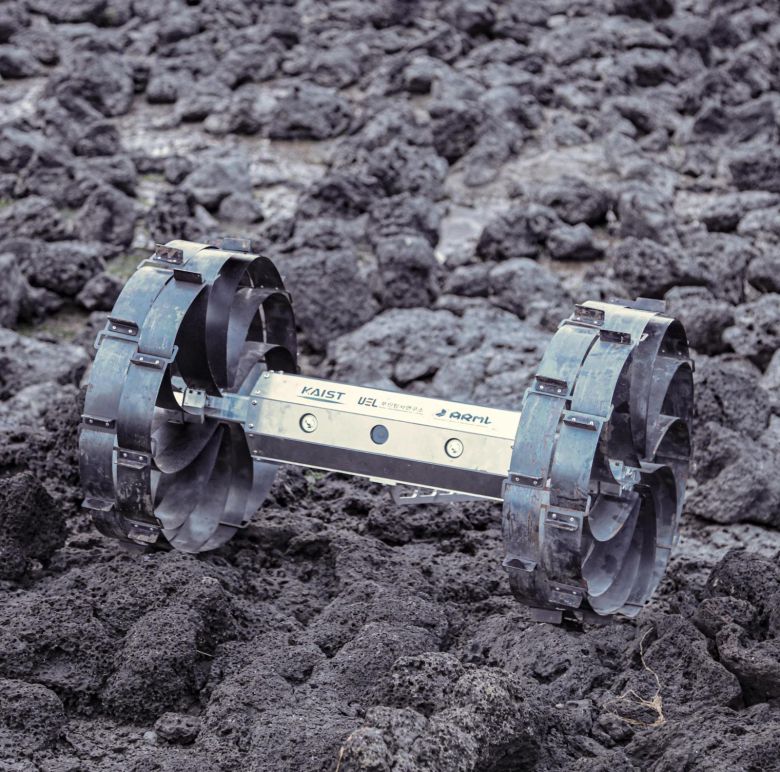 달 탐사 로버용 전개형 바퀴를 장착한 2륜 로버. KAIST 제공