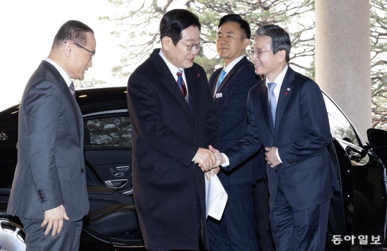 이 대통령이 이날 오전 청와대 본관에 도착해 차에서 내려 김용범 정책실장과 인사하고 있다. 송은석 기자 silverstone@donga.com