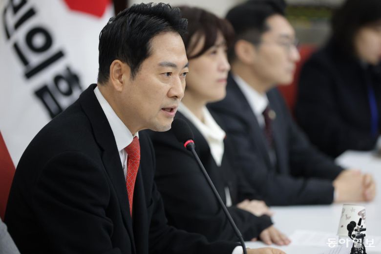 국민의힘 장동혁 대표가 28일 서울 여의도 국회에서 기자간담회를 열고 현안 관련 발언를 하고 있다. 박형기 기자 oneshot@donga.com