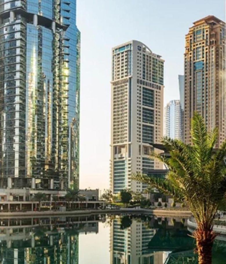 승무원 아나스타시아(왼쪽)가 사망한 두바이 호텔. 두바이 5성급 호텔에서 러시아 저비용 항공사 소속 20대 항공승무원이 전남편의 스토킹 끝에 살해되는 사건이 발생했다. 뉴스1