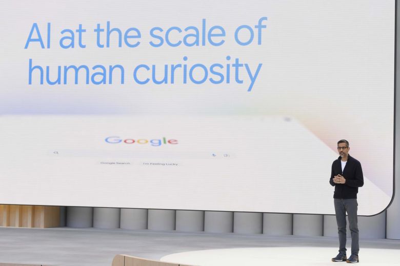 순다르 피차이 알파벳 CEO가 구글 I/O 이벤트에서 발표하고 있다. AP/뉴시스