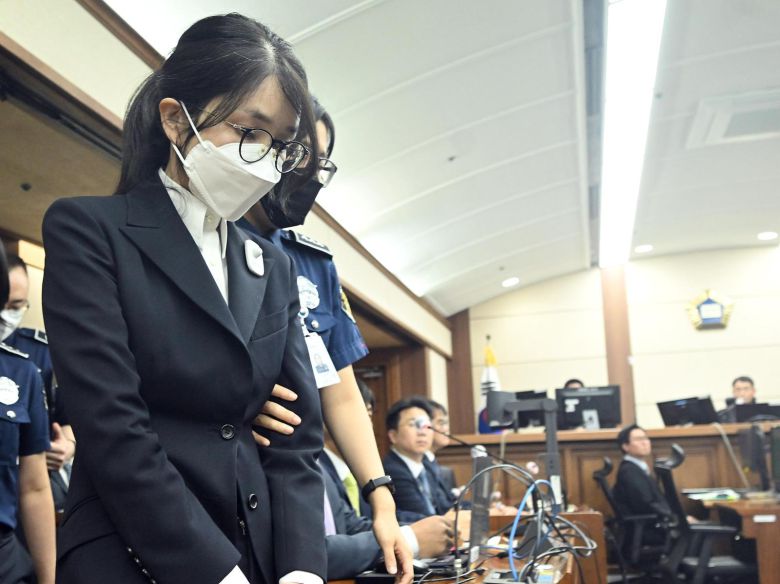 구속 기소된 김건희 여사가 재판에 출석하고 있다.