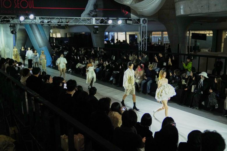 규리킴은 2025 RTS 런웨이에서 오묘한 음악과 무대 연출로 몰입도를 높였다 / 출처=SBA