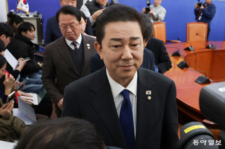 30일 김 전 원내대표가 사의를 밝힌 뒤 회의실을 굳은 표정으로 나서고 있다. 박형기 기자 oneshot@donga.com