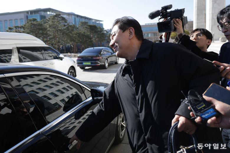 김 전 원내대표가 30일 취재진 질문에 답하지 않고 차량에 탑승하고 있다. 박형기 기자 oneshot@donga.com