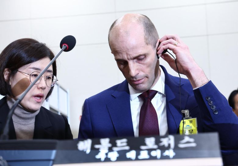 해롤드 로저스 쿠팡 대표이사가 30일 서울 여의도 국회에서 열린 쿠팡 침해사고 및 개인정보 유출, 불공정 거래, 노동환경 실태 파악과 재발방지 대책 마련을 위한 연석 청문회에서 동시통역기를 착용하고 있다. 2025.12.30. 뉴시스