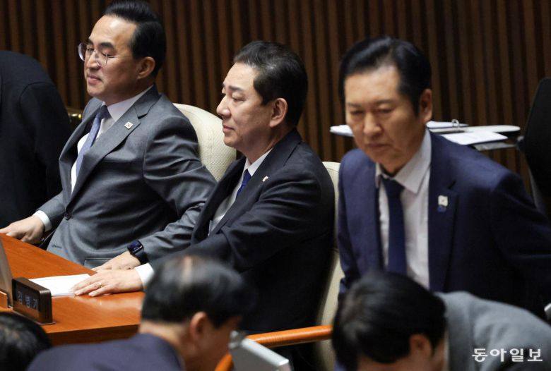 30일 본회의에서 김 전 원내대표 앞에서 정청래 당 대표를 비롯한 당 지도부가 대화하고 있다. 김 전 원내대표가 어색한 듯 앞을 보고 있다. 박형기 기자 oneshot@donga.com