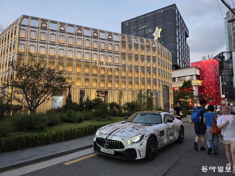 성수동 연무장길에 있는 디올성수 매장.