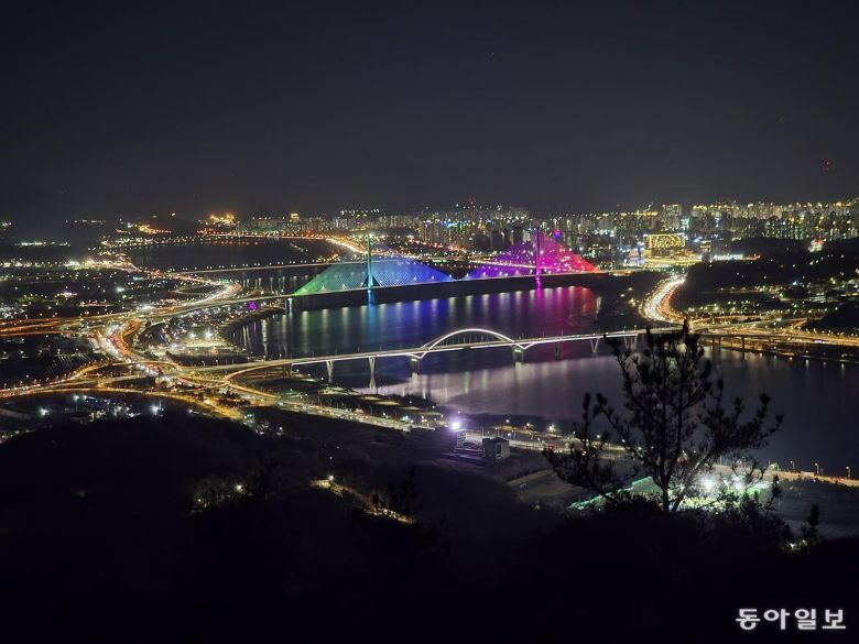 아차산 보루에서 바라본 구리, 하남 방면 한강의 야경.
