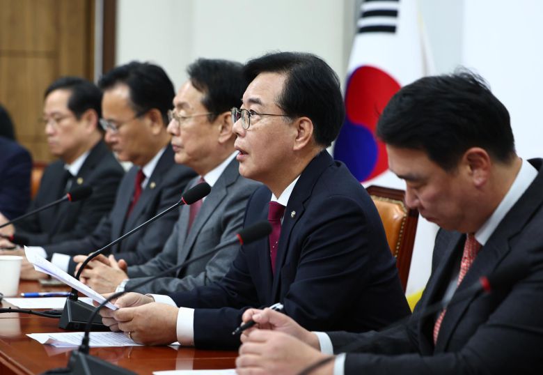 송언석 국민의힘 원내대표가 30일 오전 서울 여의도 국회에서 열린 원내대책회의에서 발언하고 있다. 2025.12.30. 뉴시스