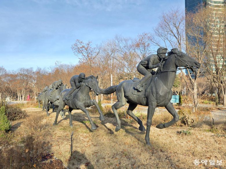 뚝섬경마장이 있던 역사를 추억하는 서울숲 군마상.