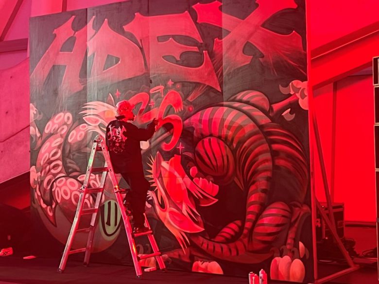 에이치덱스는 시치 작가의 역동적인 라이브 퍼포먼스로 호응을 얻었다 / 출처=IT동아