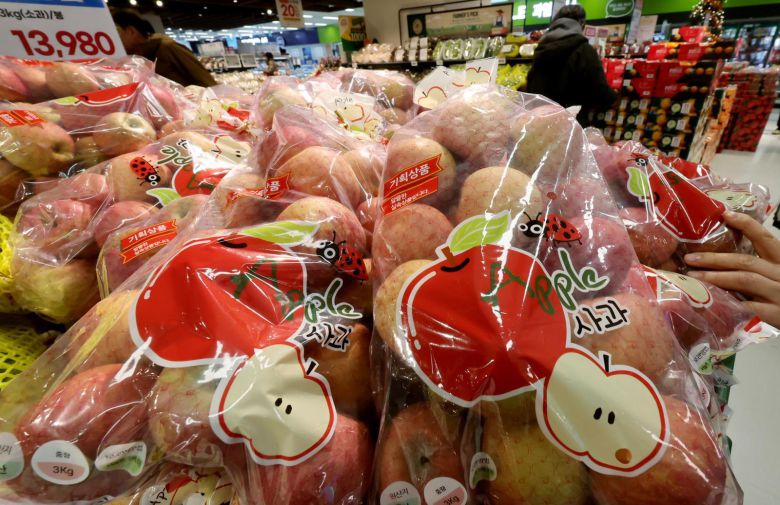 31일 서울의 한 마트에서 시민이 사과를 구매하고 있다. 2025.12.31 뉴스1