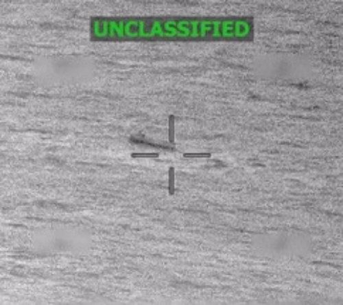 29일 미군이 공개한 영상에서 동태평양을 항해하는 마약 운반 의심 선박을 향해 미사일을 겨냥하고 있다. 이날 도널드 트럼프 미국 대통령은 미국이 베네수엘라에서 첫 지상 작전을 수행했다고 밝혔다. 사진 출처 미군 남부사령부 X