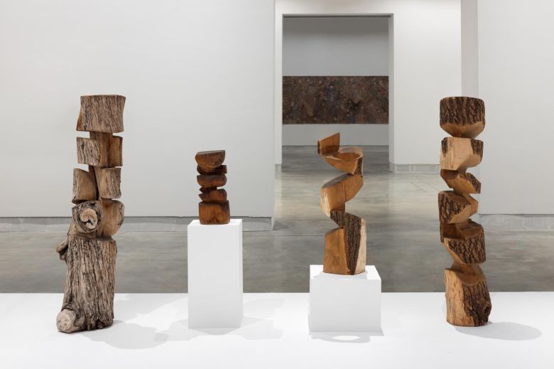 ‘전기톱을 든 할머니 조각가’ 김윤신의 나무 조각 작품. 3월 경기 용인 호암미술관에서 70년 작업 세계를 조명하는 첫 대규모 회고전이 열린다. 김윤신 작가 제공