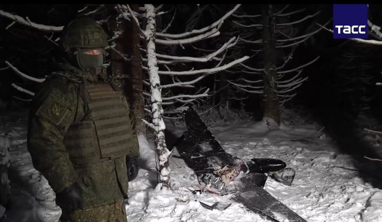 러시아 국방부가 공개한 푸틴 관저 공격에 쓰인 우크라이나 드론 파편. 2025.12.31 타스통신 캡처