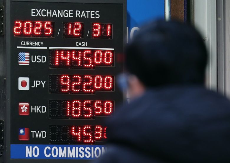 31일 서울 중구 명동의 한 환전소 앞 전광판에 환율이 표시되고 있다.  2025.12.31 뉴스1
