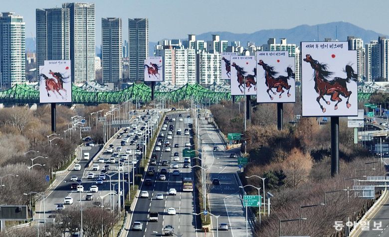 2026년 병오년(丙午年) 새해 첫날인 1일 서울 영등포구 여의상류IC 부근 올림픽대로 여의도 구간에 설치된 ‘로드블록 여의12’에 말이 그려진 새해 인사 미디어아트가 상영되고 있다. 박형기 기자 oneshot@donga.com