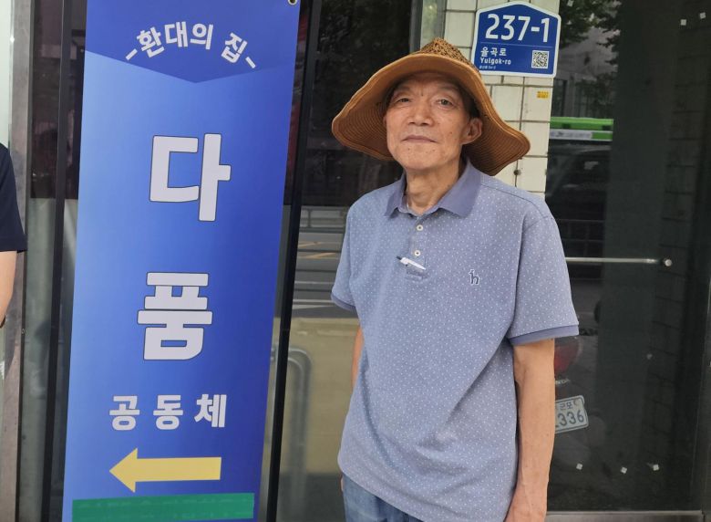 배영근 씨가 서울 종로구에 위치한 ‘다품 공동체’ 앞에 서 있다. 이곳은 그가 14년간 새벽마다 도시락을 직접 만들어 어르신들에게 전달하며 관계를 쌓아온 활동의 거점이다.