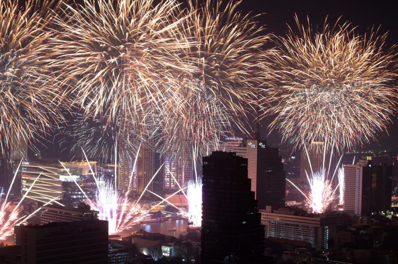 1일 태국 방콕에서 새해를 기념해 짜오프라야 강 상공에 불꽃놀이가 터지고 있다. 신화 뉴시스