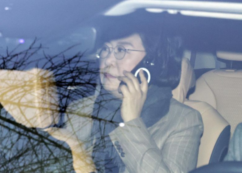 갑질·폭언 등 직장 내 괴롭힘 의혹이 제기된 이혜훈 초대 기획예산처 장관 후보자가 2일 오전 서울 중구 예금보험공사에 마련된 인사청문회 준비 사무실로 출근하며 차량에서 누군가와 전화 통화를 하고 있다. 사진공동취재