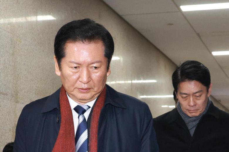 정청래 더불어민주당 대표가 1일 서울 여의도 국회에서 긴급 최고위원회의를 하기 위해 당대표실로 향하고 있다. 2026.01.01. 뉴시스