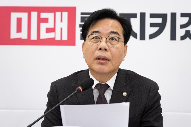 송언석 국민의힘 원내대표가 2일 서울 여의도 국회에서 열린 현안 기자간담회에서 모두 발언을 하고 있다. 뉴스1