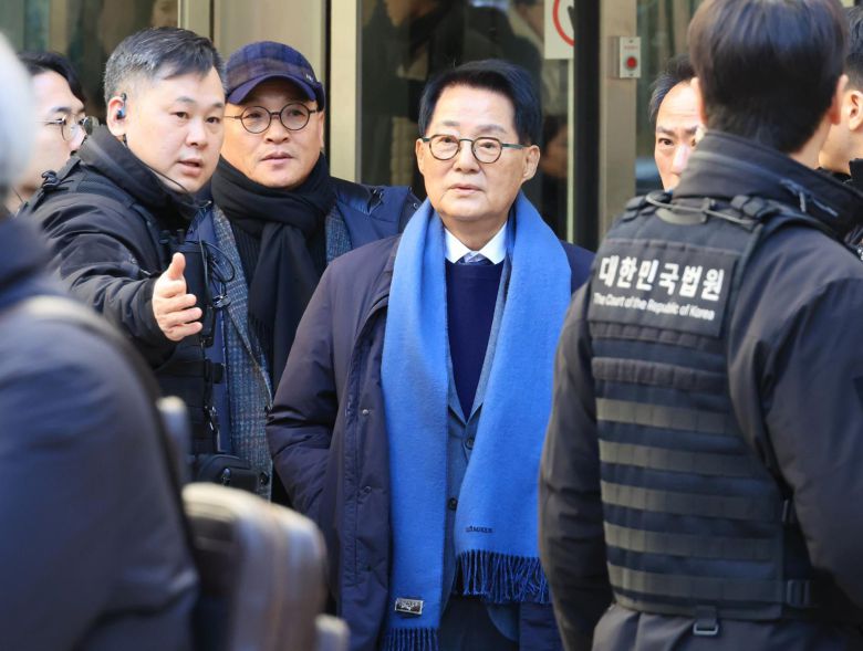 2020년 서해에서 발생한 공무원 피격 사건을 은폐하려 한 혐의로 재판에 넘겨진 박지원 전 국가정보원장이 26일 서울 서초구 중앙지법에서 무죄를 선고받고 법원을 나서고 있다. (공동취재) 2025.12.26/뉴스1