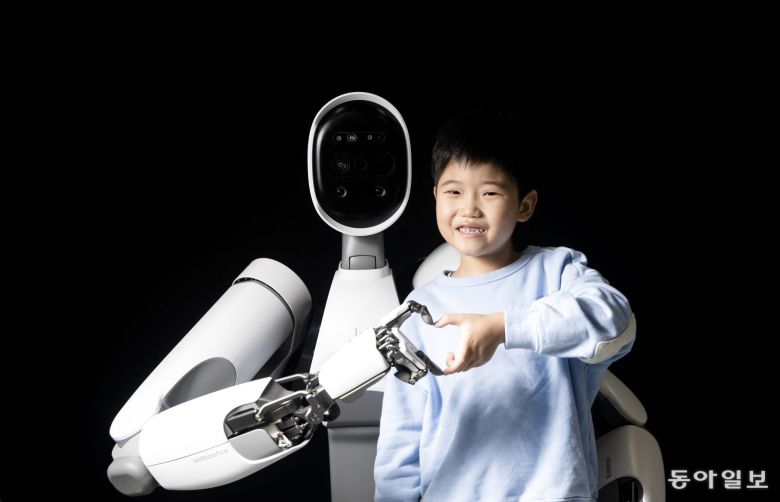 천안에 있는 로봇 이노베이션 허브에서 송유진 어린이와 위로보틱스의 휴머노이드 로봇 ALLEX(알렉스)가 포즈를 취하고 있다. 천안=송은석 기자 silverstone@donga.com