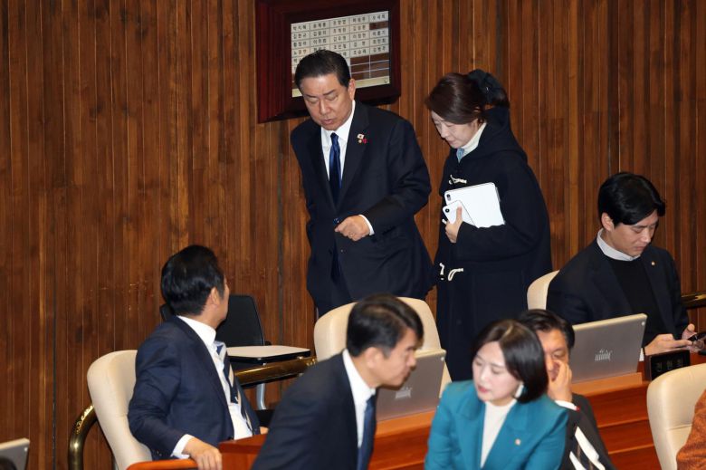 지난해 12월 24일 서울 여의도 국회에서 열린 제430회국회(임시회) 제2차 본회의에서 김병기 더불어민주당 원내대표와 강선우 의원이 대화를 나누며 발걸음을 옮기고 있다. 왼쪽 아래는 이들을 바라보는 정청래 대표. 2025.12.31/뉴스1