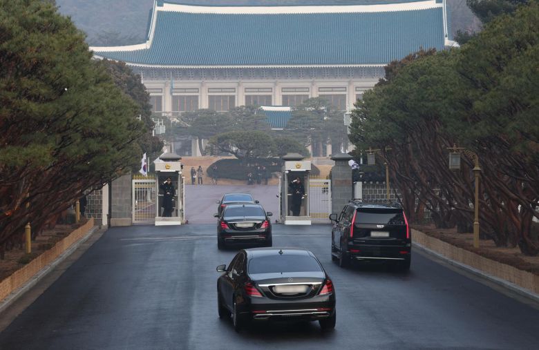 이재명 대통령 차량행렬이 29일 서울 종로구 청와대 정문으로 들어가고 있다. 이 대통령은 청와대로 첫 출근하며 윤 전 대통령이 용산으로 떠난지 약 3년 7개월만에 다시 청와대 시대를 열었다. 2025.12.29 청와대사진기자단       송은석 기자 silverstone@donga.com