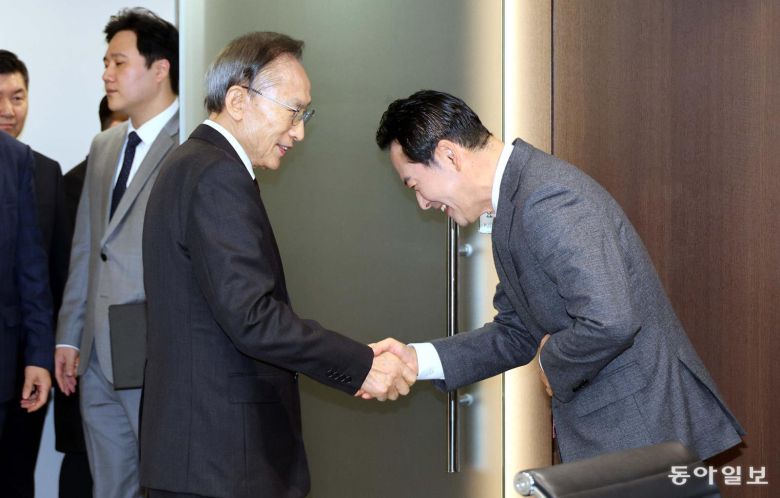 장동혁 국민의힘 대표가 2일 서울 서초구 영포빌딩에서 이명박 전 대통령을 만나 인사를 나누고 있다. 2026.1.2. 이훈구 기자 ufo@donga.com