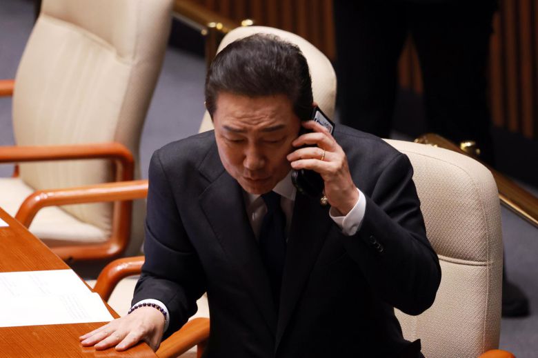 김병기 전 더불어민주당 원내대표가 30일 서울 여의도 국회에서 열린 본회의에서 전화 통화를 하며 회의장 밖으로 나가고 있다. 2025.12.30. 서울=뉴시스