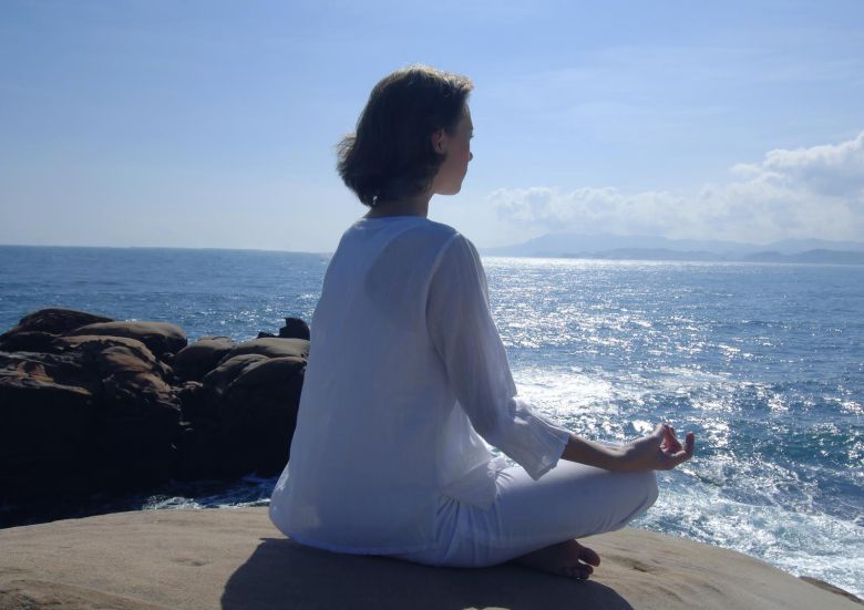 아침 햇빛을 받으며 가볍게 걷는 것만으로도 생체리듬을 깨우는 데 도움이 된다. 전문가들은 “햇빛 노출은 우울감을 완전히 없애는 만능 해법은 아니지만, 하루를 시작하는 신호로는 의미가 있다”고 설명한다. 게티이미지뱅크