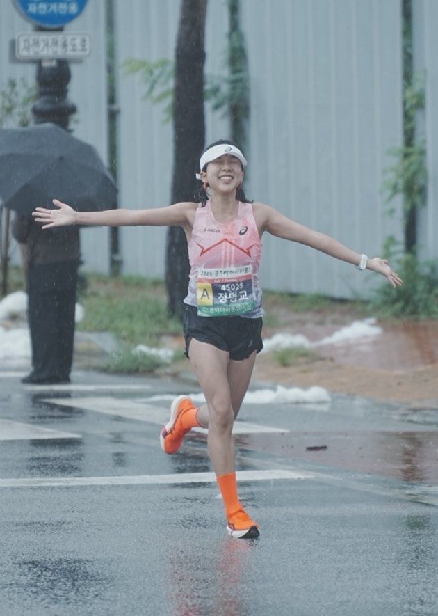 정명교 교사가 지난해 9월 비가 오는 가운데  치러진 2025 공주백제마라톤에서 즐겁게 질주하고 있다. 정명교 교사 제공.