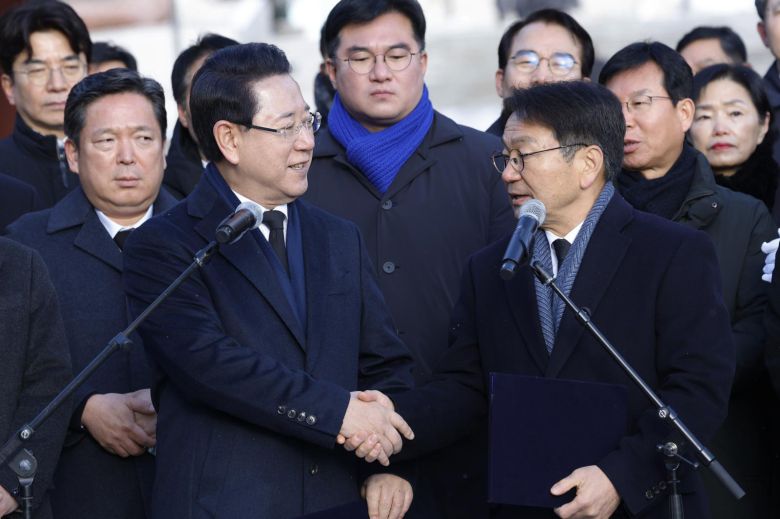 2일 광주 북구 운정동 국립5·18민주묘지 민주의문 앞에서 강기정 광주시장과 김영록 전남도지사가 광주·전남 대통합 추진 공동선언문을 발표하고 있다. 2026.1.2/뉴스1